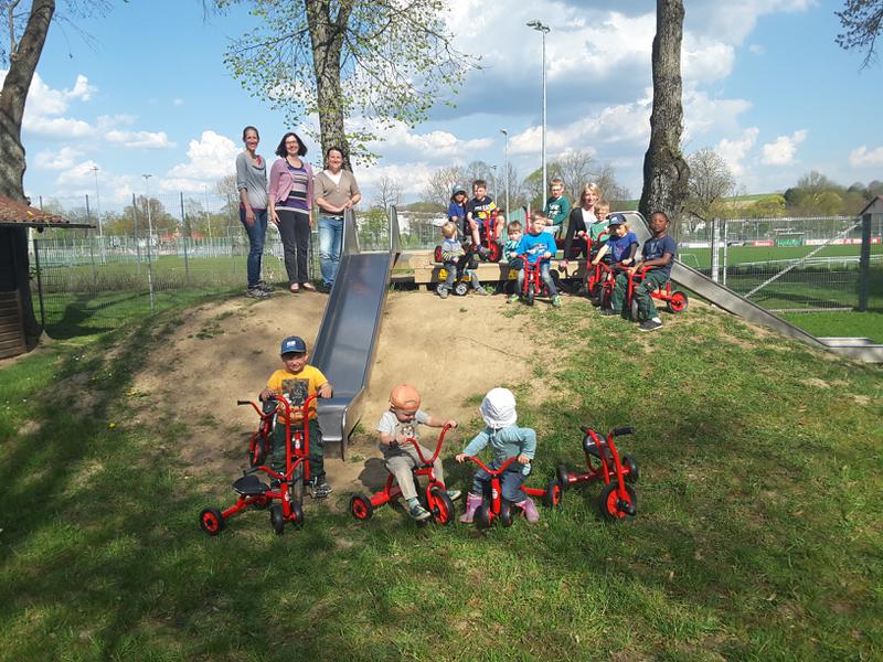 Offizielle Übergabe der neuen Fahrzeuge durch die Vertreter des Elternbeirats an die Kinder