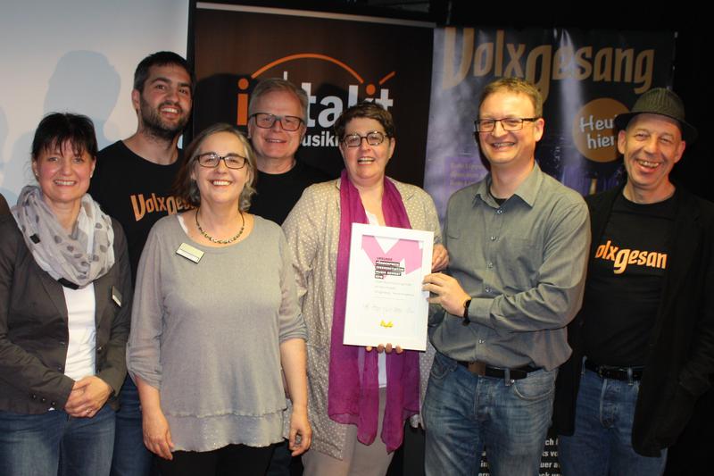 Aus den Händen von Herbert Grönemeyer erhielt das intakt Musikinstitut für seine Volxgesang-Mitsingkonzerte in Seniorenheimen den mit 1600 Euro dotierten Förderpreis 2016 der gemeinnützigen Berliner Stiftung „Musik Bewegt“: (v.l.n.r.) Claudia Orlishausen (intakt Musikinstitut), Julian Oswald (Volxgesang), Patricia Descy (Prokuristin intakt Musikinstitut), Herbert Grönemeyer, Nicole Wagner (Volxgesang), Michael Herrmann (Leiter intakt Musikinstitut, Volxgesang), Christoph Naleppa (Volxgesang). (Foto: Köpf)
