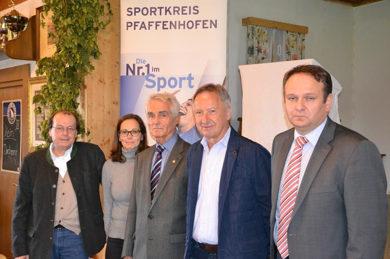 Der BLSV-Kreisvorstand nach seiner Wahl (von rechts): Vorsitzender Albert Hiereth, stellvertretender Vorsitzender Johann Hagl, Sportabzeichenreferent Wolfgang Jahre, Frauen- und Bildungsreferentin Susanne Langer sowie stellvertretender Vorsitzender und Pressesprecher Harald Bruckmeier. (Foto: Bruckmeier)