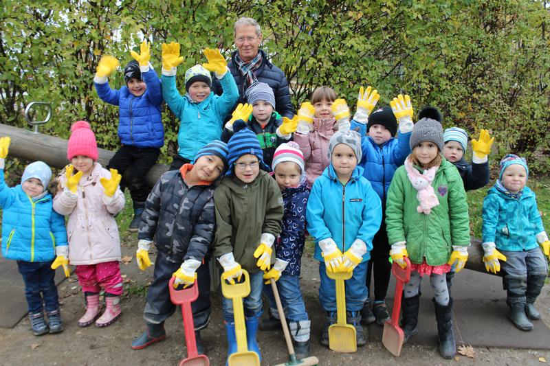 Pfaffenhofen bleibt sauber: Die Mädchen und Buben der Kita St. Elisabeth freuen sich über die neuen gelben Gartenhandschuhe, die der Dritte Bürgermeister Roland Dörfler ihnen gebracht hat.