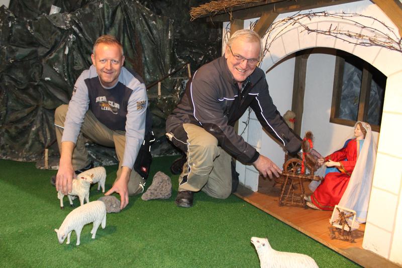 Heinrich Wimmer (rechts) und Ferdinand Maltan haben die traditionsreiche Krippe in der Spitalkirche wieder aufgebaut. Sie kümmern sich in den nächsten Wochen auch regelmäßig um den Umbau der Szenen.