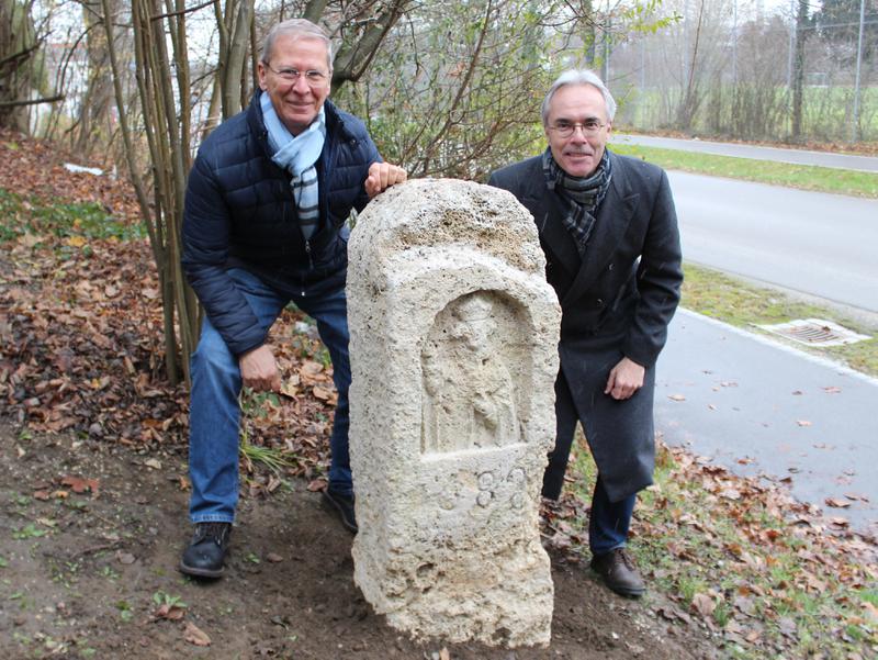 Der Burgfriedenstein an der Scheyerer Straße steht etwa in Höhe der Adolf-Rebl-Straße (stadtauswärts rechts). Nach der Restaurierung wurde er jetzt wieder aufgestellt und von Drittem Bürgermeister Roland Dörfler (links) und Stadtarchivar Andreas Sauer M. A. begutachtet.