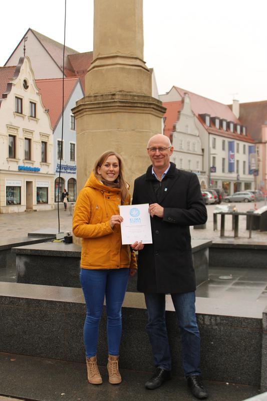 Sprecher und Realschuldirektor Reno Wohlschläger bekommt von der städtischen Klimaschutzmanagerin Saskia Kothe die Urkunde der Klimaschutzallianz überreicht