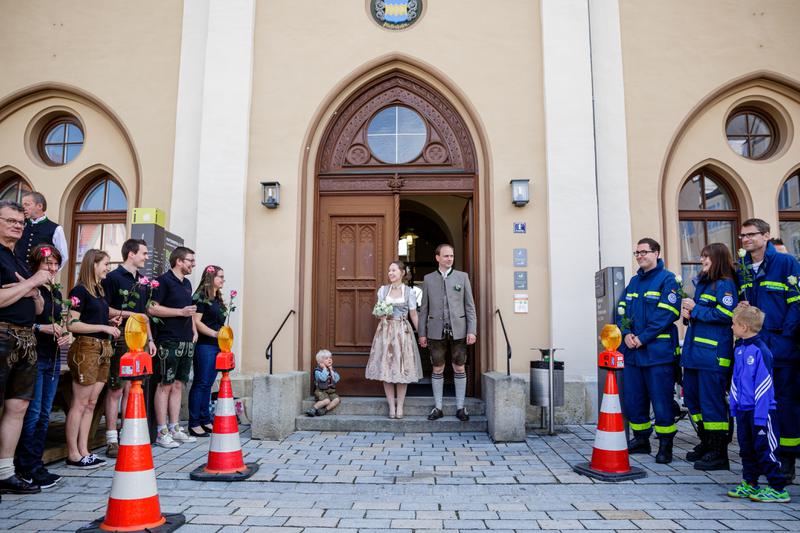 Standesbeamtin Daniela Müller und der THW-Ortsbeauftragte Alexander Müller freuten sich bei ihrer Hochzeit über ein großes Spalier, mit dem ihnen das Technische Hilfswerk samt mehreren Fahrzeugen sowie auch die Feuerwehr Scheyern und die Theatergruppe Tegernbach gratulierten.