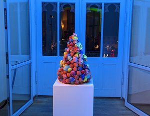 eine Pyramide aus bunt glasierten Eiskugeln aus Ton
