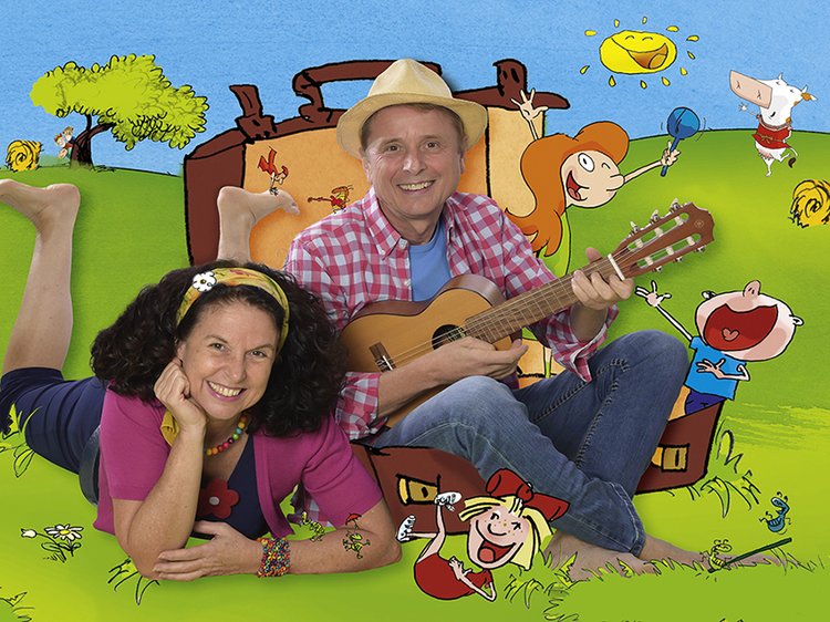 Mann mit Gitarre in der Hand und Frau vor einem kinderlichen Hintergrund mit Gras, Koffer und Baum.