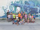 Die „Sommerkids“ bei einem Ausflug auf dem Kulturweg vor einem Graffiti am Ambergerweg.