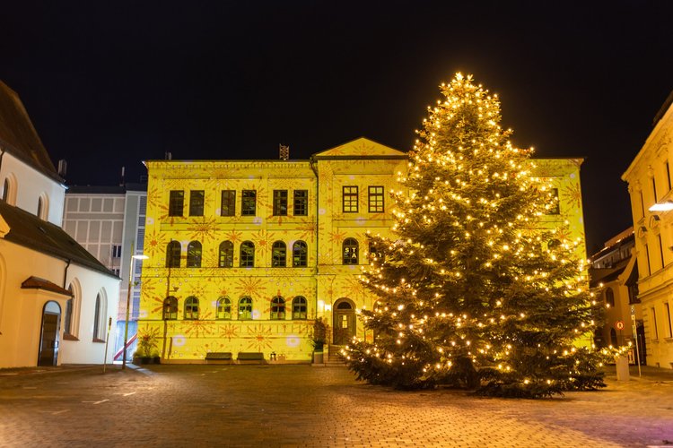 Der weihnachtlich geschmückte Christbaum vor dem Haus der Begegnung.