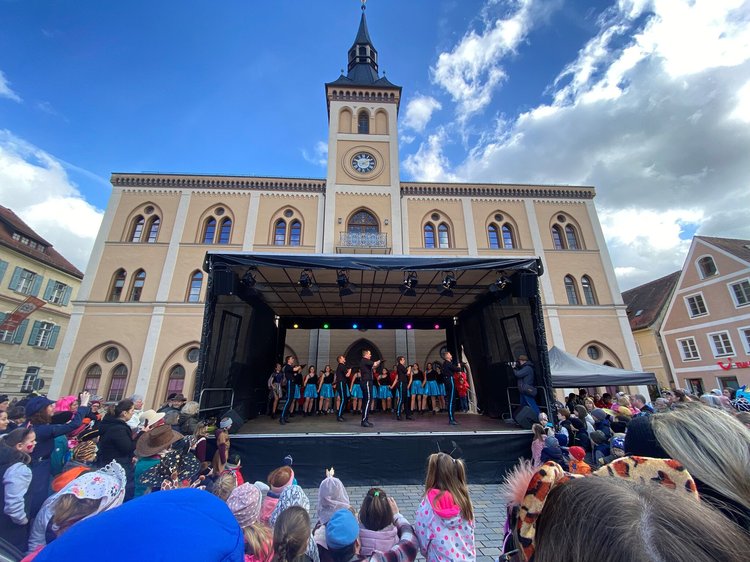 Auf der Bühne vor dem Rathaus sorgten etliche Faschingsgarden für ordentlich Stimmung. 