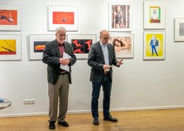 Reinhard Haiplik (links) und Philipp Hayer (rechts) eröffneten die Ausstellung der Fotofreunde. 