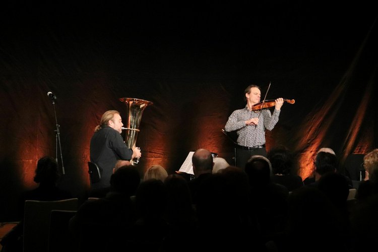 Hofmeir und Schmid auf der Bühne des Festsaals.