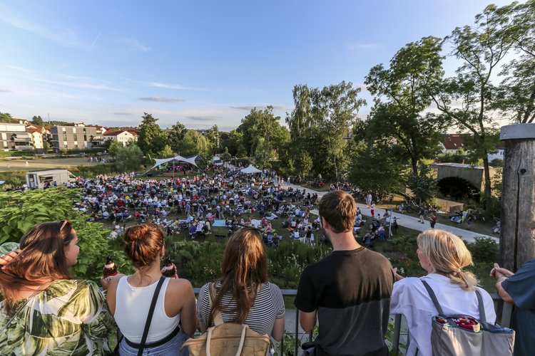 Blick auf die Bühne im Bürgerpark und zahlreiche Menschen im Publikum.