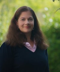 Portraitfoto von Musikschullehrerin Dorothee von Kunhardt vor grünem Hintergrund.