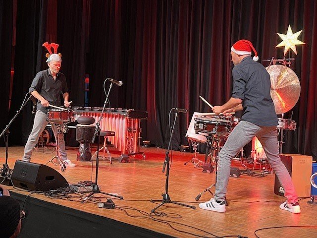 Double Drums auf der Bühne mit ihren Neuinterpretationen von bekannten Weihnachtsliedern.