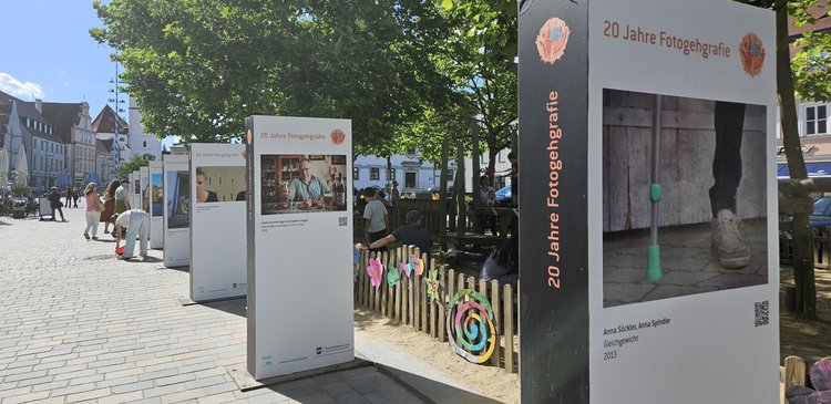 Stelen auf dem Hauptplatz hinter dem Spielplatz
