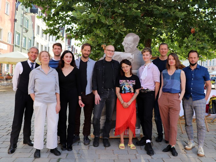 Gruppenbild der Teilnehmer des Lutz-Symposiums auf dem Hauptplatz.