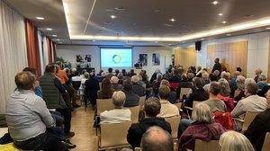 Saal voller Menschen bei einem Vortrag