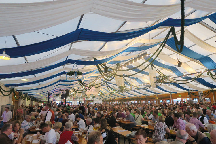 Blick in das Stiftl-Bierzelt mit Menschen