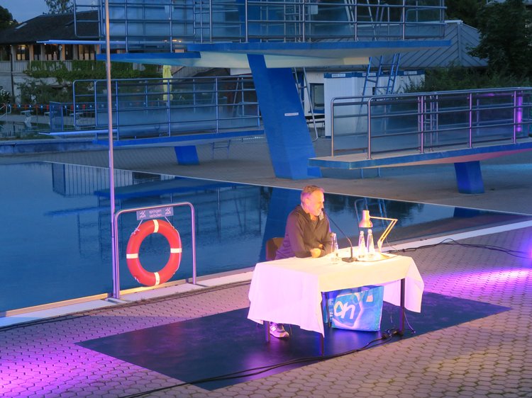 Achim Bogdahn bei seiner Lesung im Freibad.