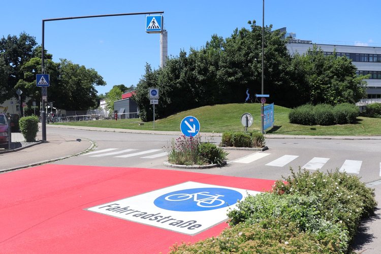 Straße mit Fahrradstraßenlogo an Schyren-Gymnasium