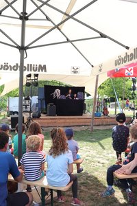 Kinder blicken auf die Bühne zum Puppentheater