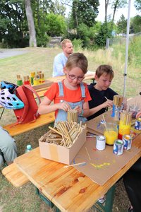 Mädchen bastelt ein Bienenhotel