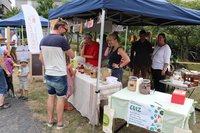 Menschen informieren sich am Stand zum Thema Unverpackt