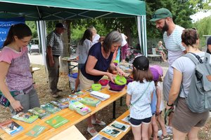 Familien informieren sich am Stand des Vogelschutzbundes