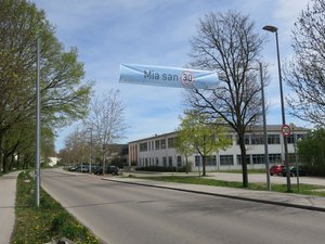 Straße mit Straßenbanner "Mia san 30"