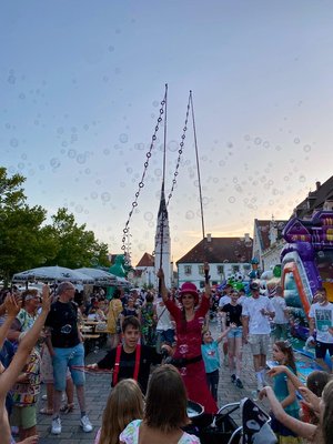 Foto einer Seifenblasenkünstlerin auf dem Hauptplatz