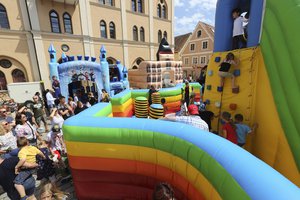 Kinder zwischen und auf Hüpfburgen vor dem Pfaffenhofener Rathaus