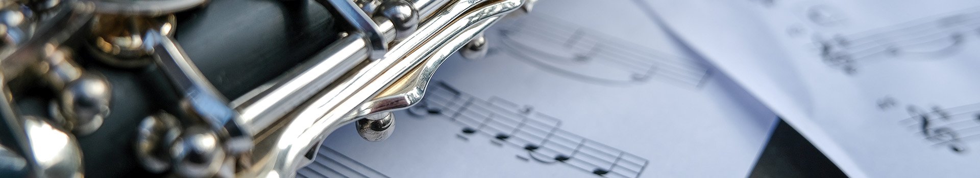 Klarinette und Notenblätter.