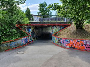 Krankenhausunterführung Bahnhofsseite Begrenzung.jpg