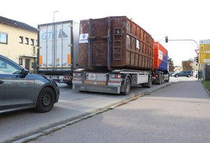 Straße mit Verkehr und LKW an einer Ampel