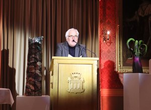 Reinhard Haiplik hinter dem Rednerpult im Festsaal des Rathauses