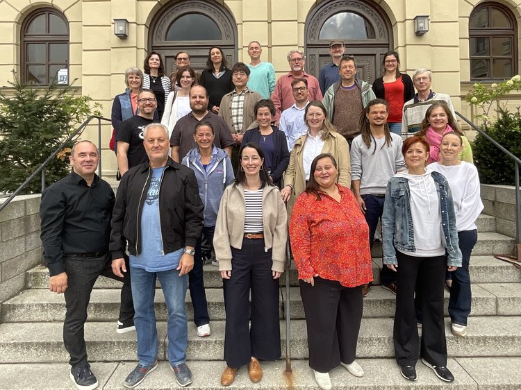 Lehrerinnen und Lehrer der Musikschule auf der Treppe vom Haus der Begegnung.