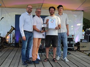 Gruppe von vier Männern stehen auf der Bühne