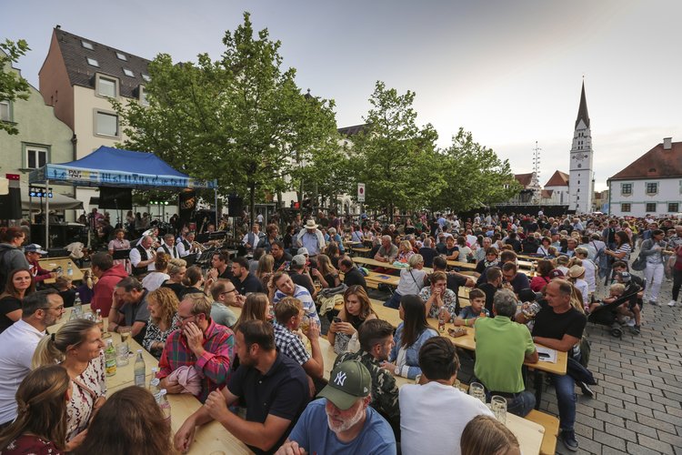 Zahlreiche Menschen auf dem Hauptplatz bei den Langen Nächten der Kunst und Musik 2023.