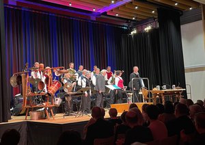 Das Ensemble Opern auf Bayrisch auf der Bühne.