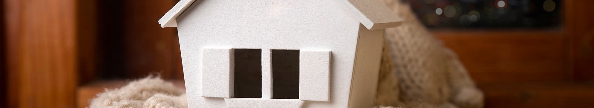 Modellhaus mit Schal in der Wohnung