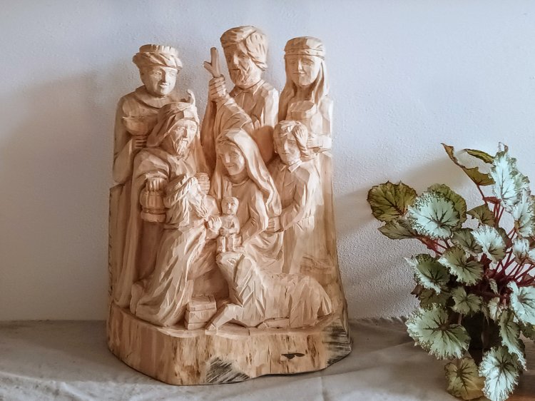 Blockkrippe aus Holz mit Maria, Josef und Jesukind, Hl. drei Könige und Hirtenjunge mit Schaf.