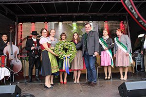 Hildegard Heindl und Albert Gürtner mit dem Hopfensiegelkranz