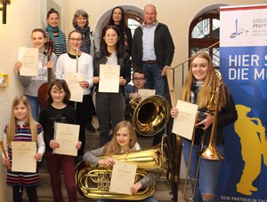 Schülre mit Urkunden vom Wettbewerb Jugend musiziert 2018.