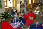 Kinder lesen in einer Leseecke