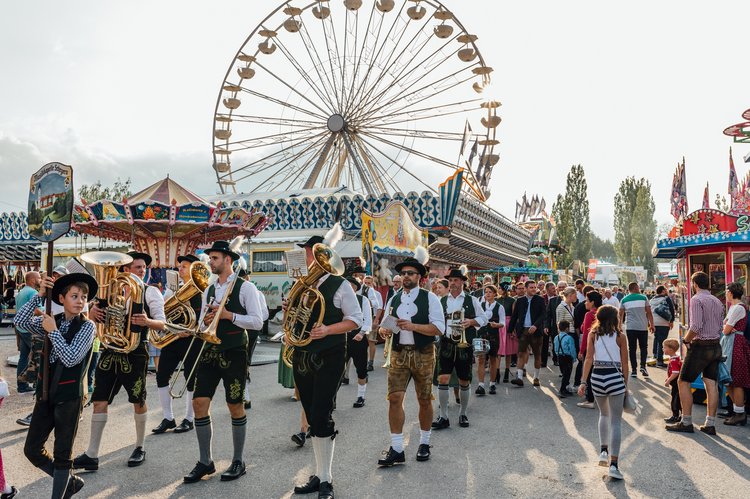 Einzug ins Zelt beim Volksfest 2023.