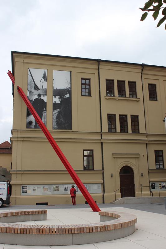 Das Denkmal für die Opfer des Nationalsozialismus am Haus der Begegnung. Hier wird am 25. März für eine Stunde die Beleuchtung ausgeschaltet.