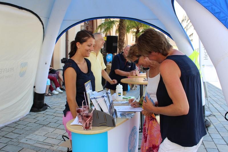 Am Infostand vor dem Rathaus gab es am Samstag viele Informationen zum Stadtradeln und zu den Radtouren des ADFC.