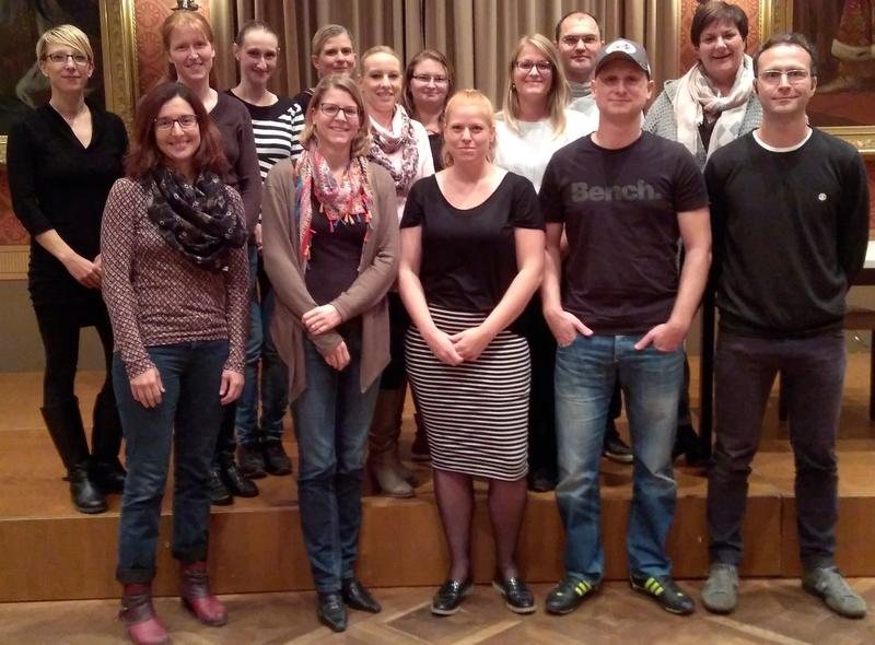 Vorne von links: Steffi Leuchtenstein-König (Kita St. Elisabeth), Sabine Pitzl (Ecolino), Sina Linner (Arche Noah), Thorsten Wallisch (St. Johannes), 2. Vorsitzender Christian Falk (Burzlbaam). Hinten von links: Andrea Mischke (Stadtverwaltung), Steffi Huber (Maria Rast), Tabea Mahlow (Montessori-Kindergarten), Simone Müller-Kunzler (Montessori), 1. Vorsitzende Sabrina Fischer (St. Andreas), Maria Ernst (Arche Noah), Petra Karg (St. Johannes), Josef Pichlmaier (St. Michael), Kathrin Maier (Stadt)