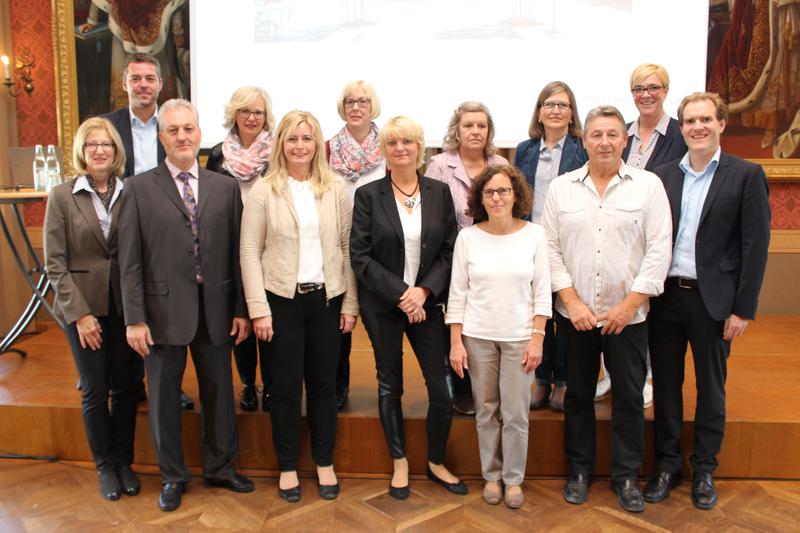 Dienstjubiläum bei der Stadt Pfaffenhofen mit (vorne von links) Evelyn Moll, Arno Haselsteiner, Heidi Haas, Kerstin Lehmann, Angela Gressierer, Richard Kühn, Amtsleiter Jürgen Ostermeier und (hinten von links) Bürgermeister Thomas Herker, Brigitte Friedl, Kerstin Körle, Emmy Lammel, Rosi Heiß und Personalrats-Vorsitzende Heidi Andre.