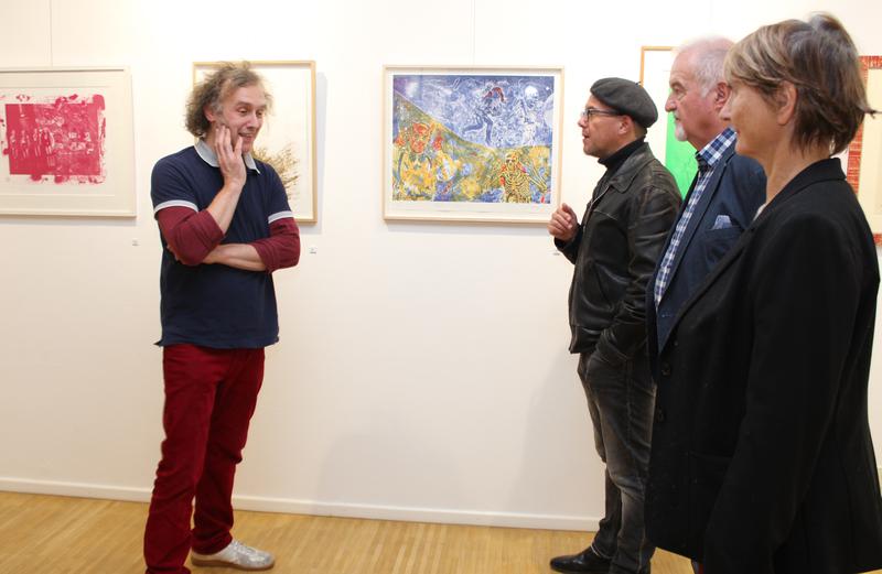 Der Druckgrafiker Patrick Fauck (links) mit Kulturreferent Steffen Kopetzky und den Vernissage-Besuchern Hans-Günter und Brigitte Gessler.